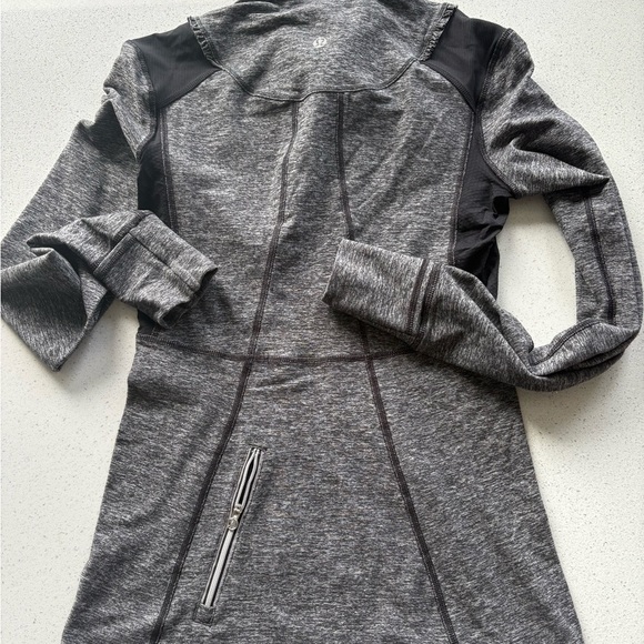 Lululemon grey Athletic Top - ladies size 4 - Picture 2 of 4